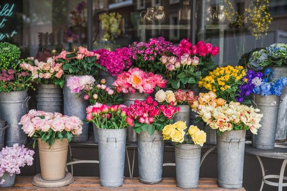 Gedeckte Hochzeitstafel mit Blumengestecken